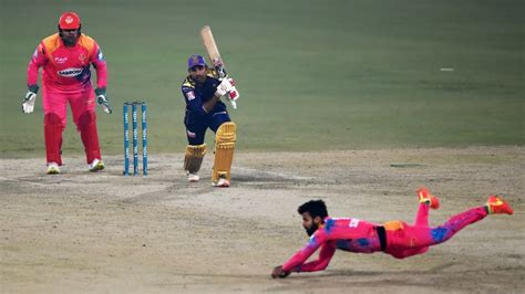 Gladiators beat United, Gladiators won by 5 wickets (with 2 balls .